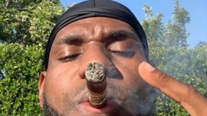 LeBron James sa kubankom u ustima i u društvu drugih NBA zvijezda uživa na odmoru
