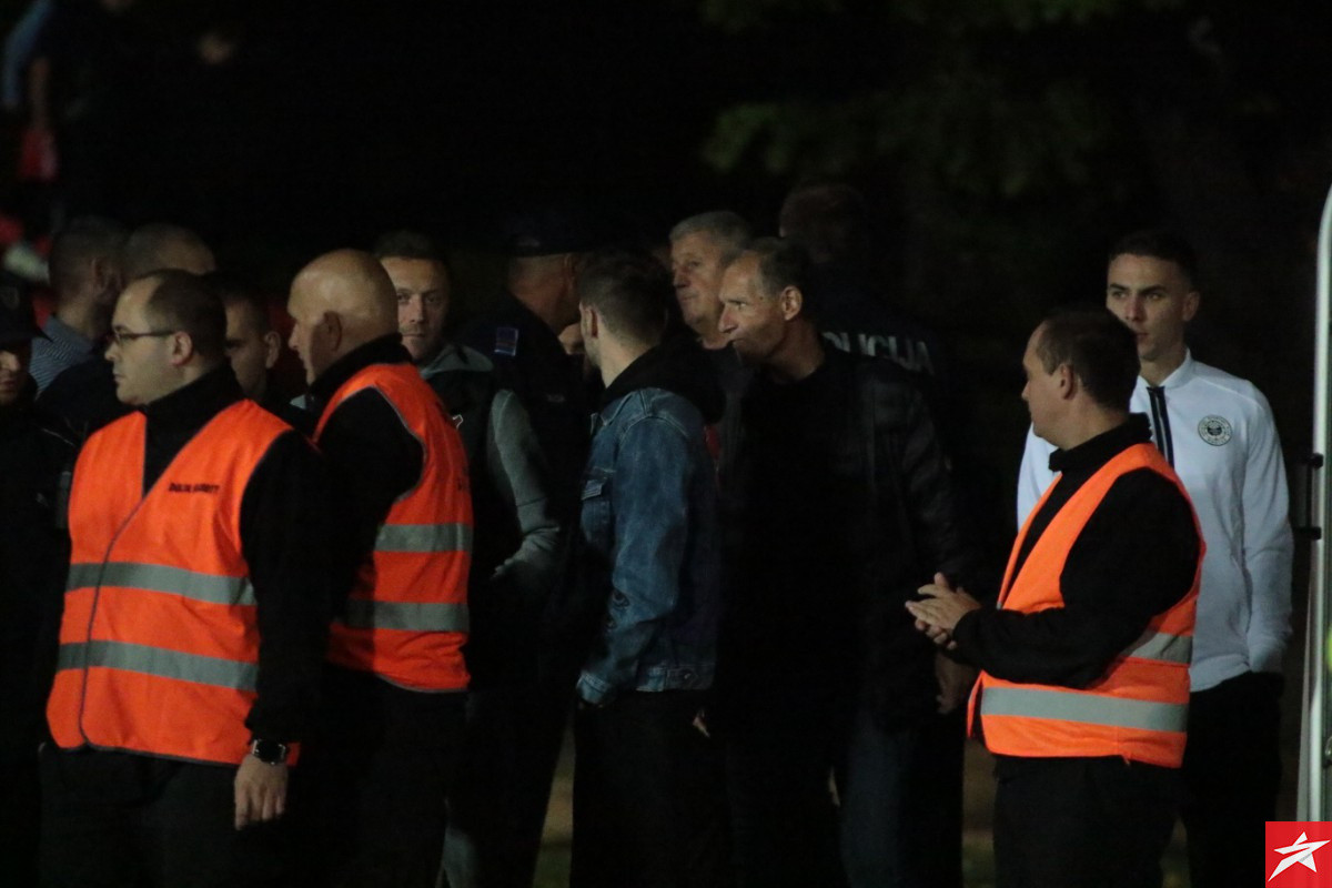 Treće poluvrijeme pod Bijelim brijegom: Zaštitari, policija, Musemić, Šehović i sočne psovke Treće poluvrijeme pod Bijelim brijegom: Zaštitari, policija, Musemić, Šehović i sočne psovke