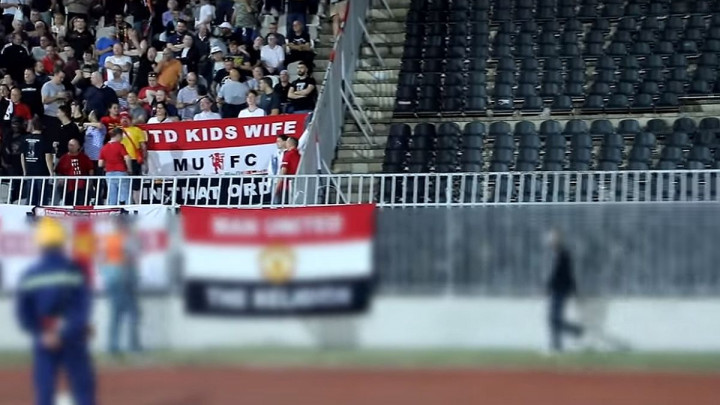 Pojavio se snimak navijača Partizana koji otima zastavu navijača Manchester Uniteda