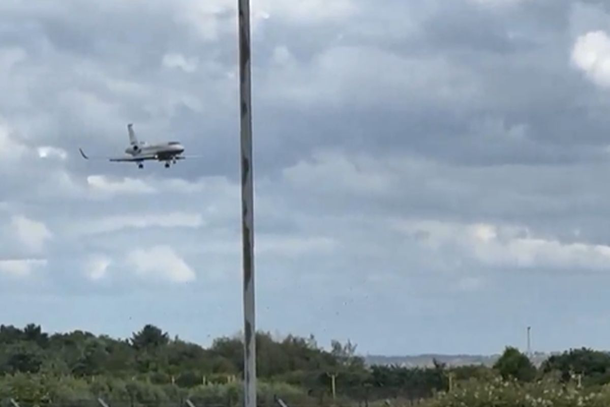 U Srbiji s čežnjom gledaju dolazak aviona - U njemu je sve ono što su željeli, a nisu dobili U Srbiji s čežnjom gledaju dolazak aviona - U njemu je sve ono što su željeli, a nisu dobili