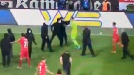 Haos nakon utakmice u Berlinu: Huligani krenuli u obračun, igrači im se suprotstavili