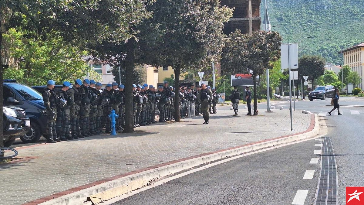 Jake policijske snage na ulicama Mostara