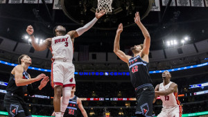 Niži je od 195 cm, a jedini je sa preko hiljadu zakucavanja u NBA ligi