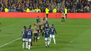 Ribari na stadionu, za zadatak imaju samo jedno: Nerealna scena viđena je na meču Lens - PSG
