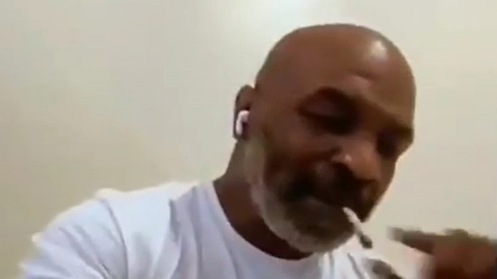 Mike Tyson pušio "džoint" dok je potpisivao ugovor za veliki povratak!