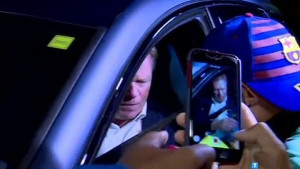 Navijači zaustavili Koemana ispred stadiona i naljutili ga čim je otvorio prozor na automobilu