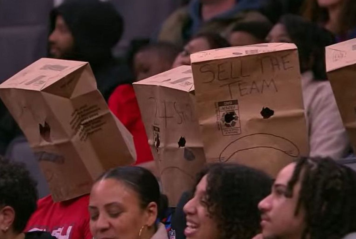 Od sramote navijači nose papirne vrećice na glavama: "Prodajte klub"