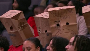Od sramote navijači nose papirne vrećice na glavama: "Prodajte klub"