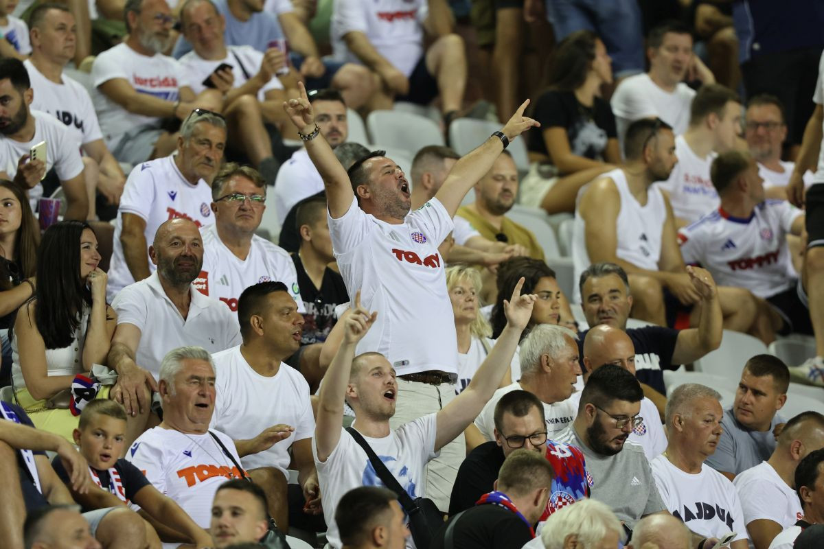 Odavno Poljud nije 'eksplodirao' kao večeras, a igrali su tu i Rakitić i Livaja... Odavno Poljud nije 'eksplodirao' kao večeras, a igrali su tu i Rakitić i Livaja...