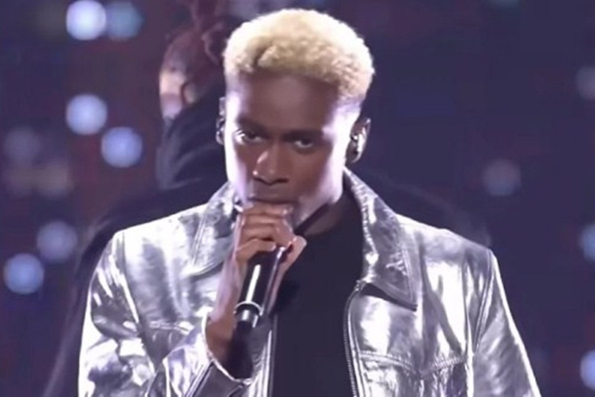 Bolje mu je s mikrofonom u ruci nego na golu: Golman svoju zemlju plasirao visoko na Eurosongu Bolje mu je s mikrofonom u ruci nego na golu: Golman svoju zemlju plasirao visoko na Eurosongu
