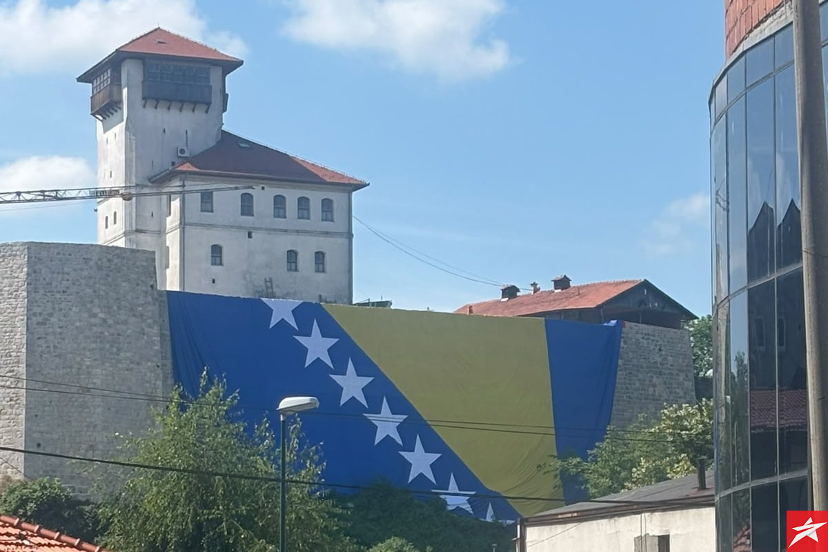 Najveća zastava BiH zavijorila se na kuli Zmaja od Bosne