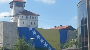 Najveća zastava BiH zavijorila se na kuli Zmaja od Bosne