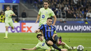 Martinez "stradao" u kaznenom prostoru, Flick bijesan na VAR i sudije, ali penal je dosuđen! 