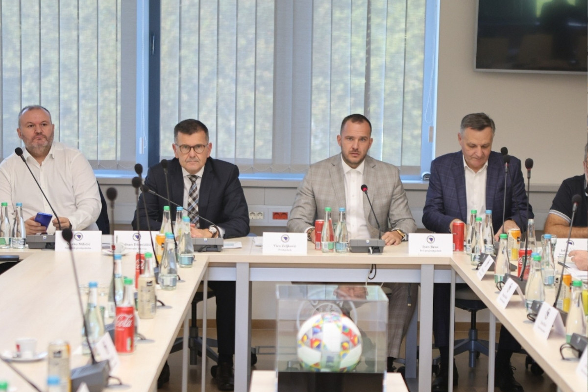 Zeljković: Sa lokalnim zajednicama krećemo u izgradnju 18 terena sa vjestačkom travom Zeljković: Sa lokalnim zajednicama krećemo u izgradnju 18 terena sa vjestačkom travom