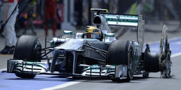 Rosbergu pri 320 km/h pukla guma