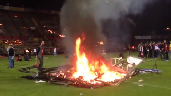 Hadžićev klub ispao, navijači zapalili stadion