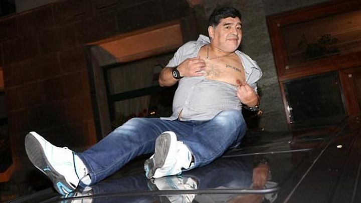 Luda noć u Napulju: Maradona slavio do duboko u noć