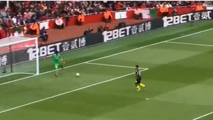 Cech potezom nasmijao englesku javnost