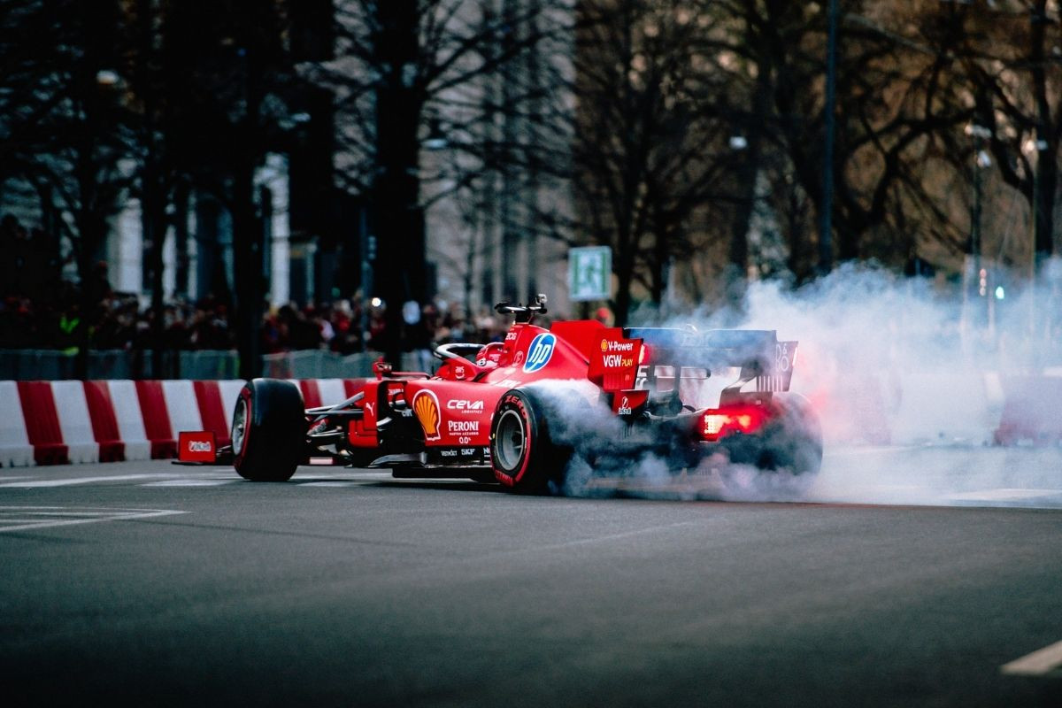 Hamilton zapalio Milano: Ferrari pripremio spektakl hiljadama Tifoza