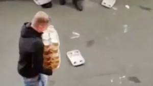 Svi se dive navijaču koji je vjerovatno rekorder po broju piva koje je u rukama donio na tribinu