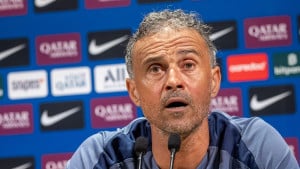 Luis Enrique doživio tešku nesreću! Trener PSG-a mora na hitnu operaciju zbog loma ključne kosti