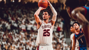 Armani Milano nudi višegodišnji ugovor košarkašu s Texas Tech sveučilišta
