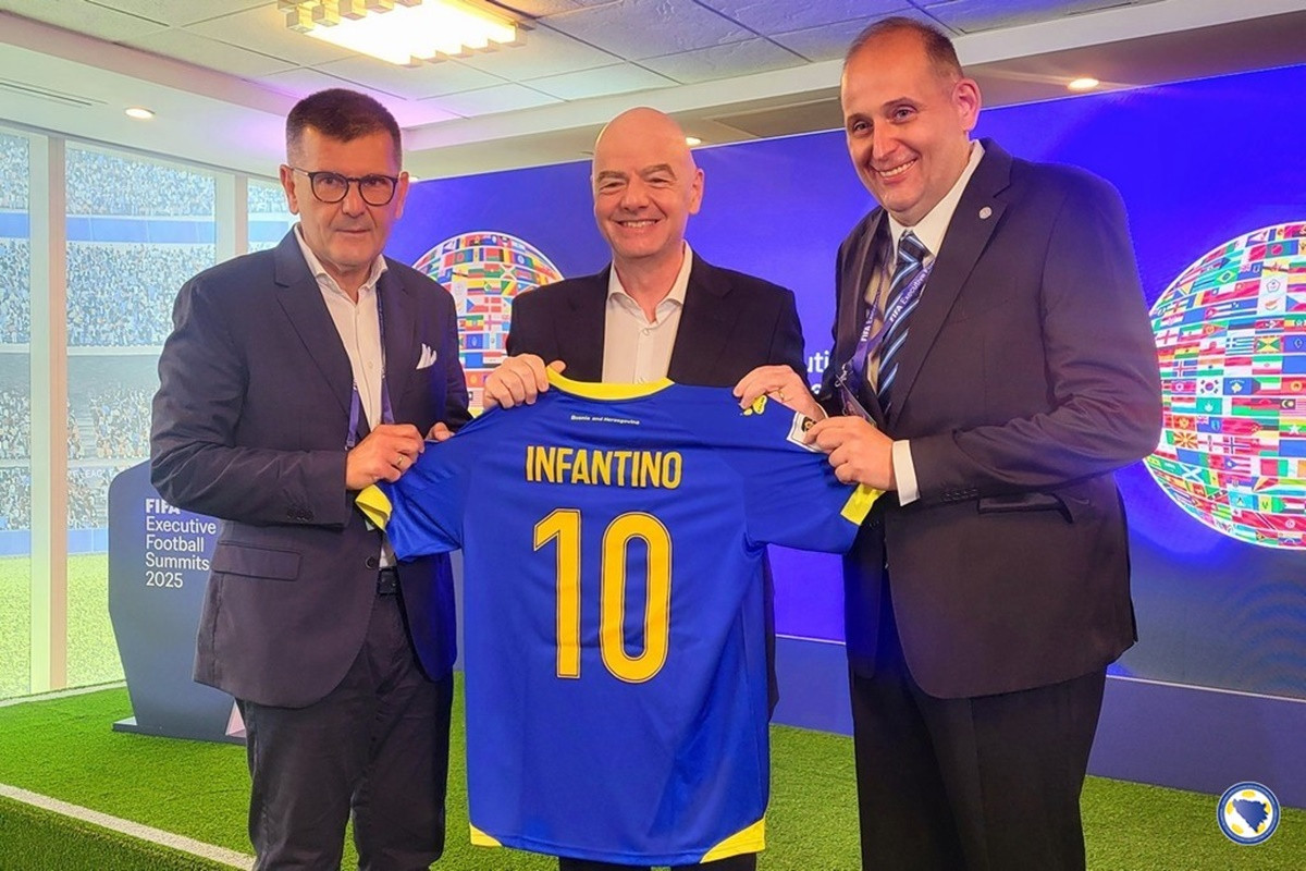 Delegacija N/FSBiH na FIFA-inom samitu u Miamiju, Infantino dobio simboličan poklon Delegacija N/FSBiH na FIFA-inom samitu u Miamiju, Infantino dobio simboličan poklon