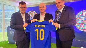 Delegacija N/FSBiH na FIFA-inom samitu u Miamiju, Infantino dobio simboličan poklon