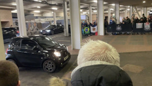 Div od dva metra  je prava cicija: Zaradi 52.000 sedmično, a vozi automobil da jedva stane u njega 