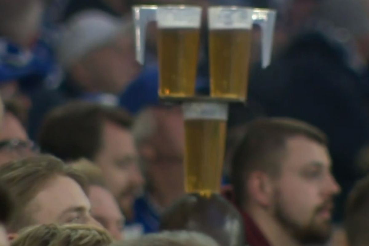 Kada vide čaše piva na glavi svi istog trena znaju da je Mohammed stigao na utakmicu