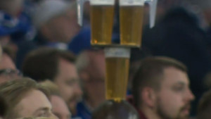 Kada vide čaše piva na glavi svi istog trena znaju da je Mohammed stigao na utakmicu
