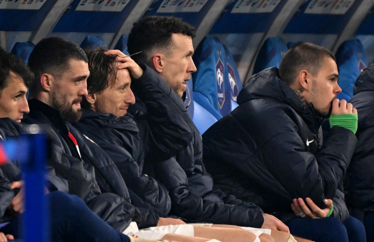 Perišić prima niske udarce jedan za drugim, malo mu je 22.000 eura mjesečno: "Kruže glasine da..." Perišić prima niske udarce jedan za drugim, malo mu je 22.000 eura mjesečno: "Kruže glasine da..."
