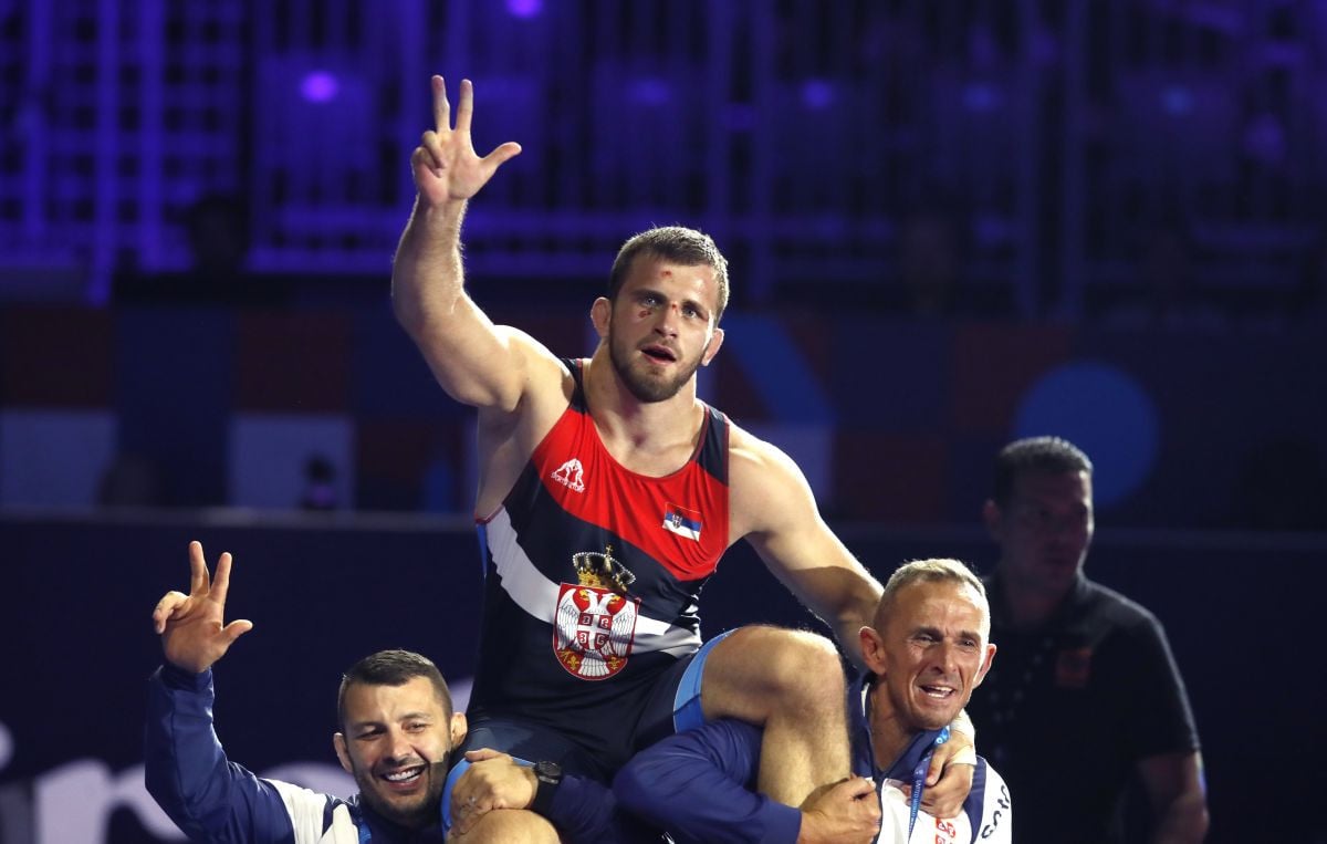 Srpski hrvač podigao tri prsta u Zagrebu, pa objašnjenjem svog postupka još više razbijesnio Hrvate Srpski hrvač podigao tri prsta u Zagrebu, pa objašnjenjem svog postupka još više razbijesnio Hrvate