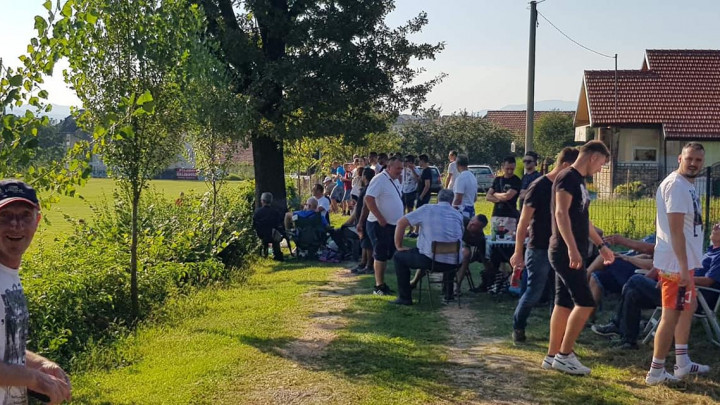 Derbi Druge lige Sjever je posebna priča: Navijači zauzeli privatni posjed i bodrili svoje ljubimce