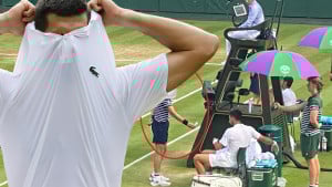 Nerealna scena na Wimbledonu: Sakupljač loptica prilazi Đokoviću, sudija sve posmatra, a onda...