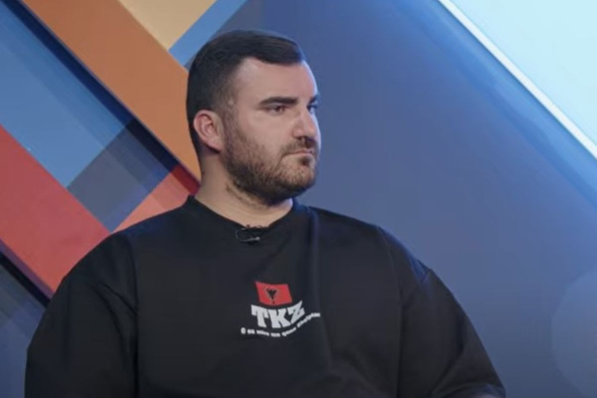 Albanija u šoku, vođa navijača propjevao: "Rekli su da šutimo o Euru sa Srbijom i da će nam dati..." Albanija u šoku, vođa navijača propjevao: "Rekli su da šutimo o Euru sa Srbijom i da će nam dati..."