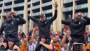 "Poznata faca" se opija među navijačima na ulicama Londona