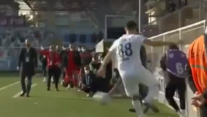 Bruka i sramota: Fudbaler namjerno napucao skupljača lopti