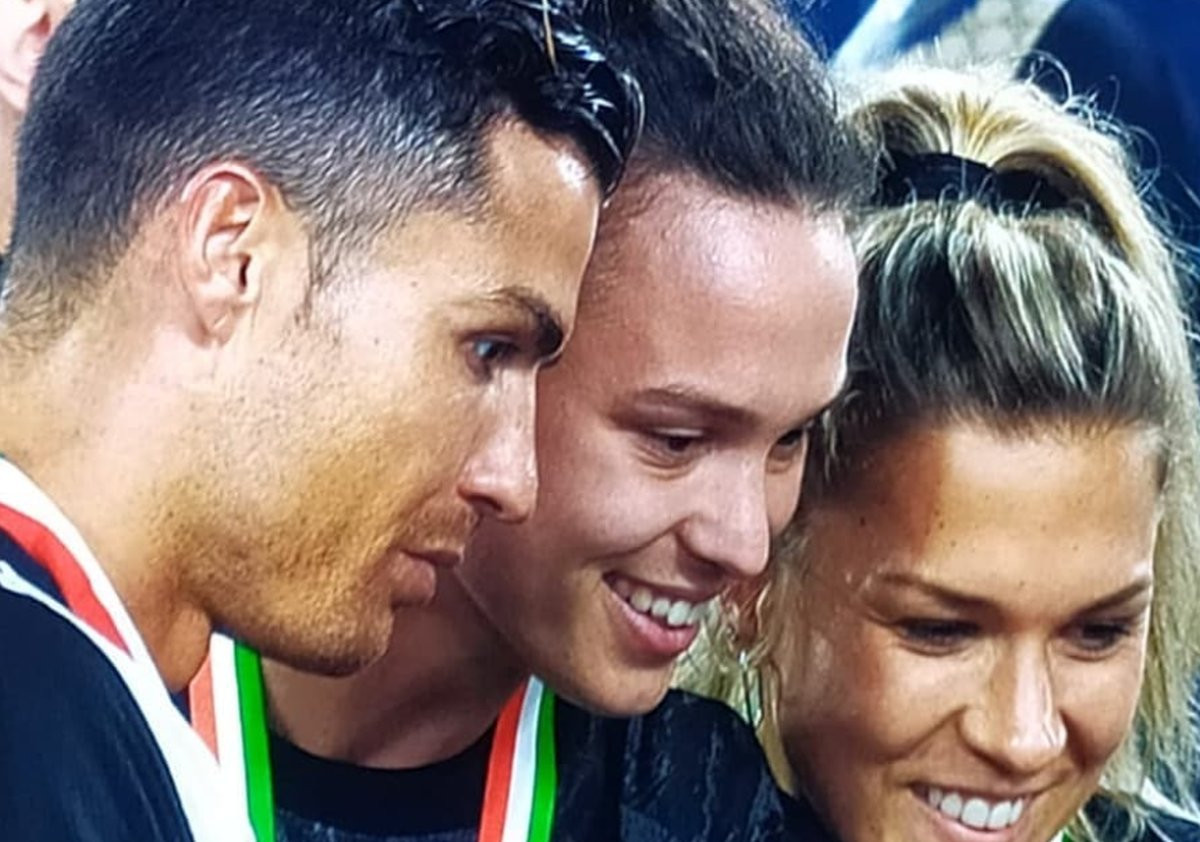 Ko je mlada djevojka iz Neuma koja je jučer slavila s Ronaldom Scudetto? Ko je mlada djevojka iz Neuma koja je jučer slavila s Ronaldom Scudetto?