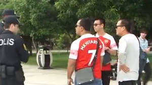 Policija u Bakuu zaustavila navijača Arsenala u dresu Mkhitaryana