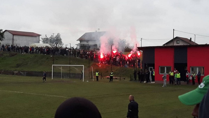 Navijači Omladinca 'zapalili' stadion Kerepa: Ovako se slave golovi u BiH!