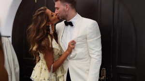 Djevojka Nicklasa Bendtnera se u znak protesta skinula potpuno gola