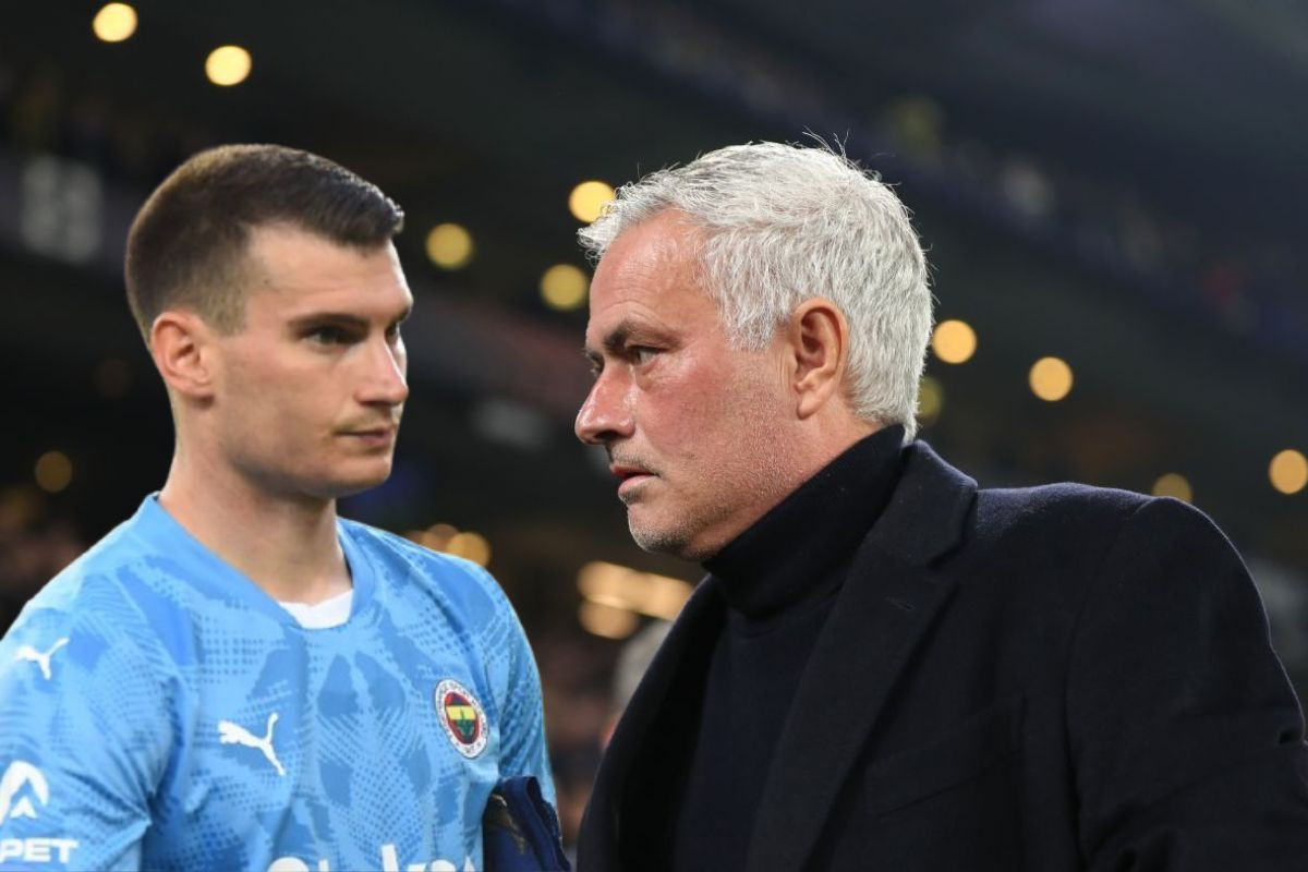 Poniženi Mourinho prišao Livakoviću i saopštio mu odluku: "Ti ćeš do kraja sezone da..." Poniženi Mourinho prišao Livakoviću i saopštio mu odluku: "Ti ćeš do kraja sezone da..."