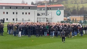 Šta se dešava u Francuskoj? Navijači St. Etiennea upali na trening i okružili igrače