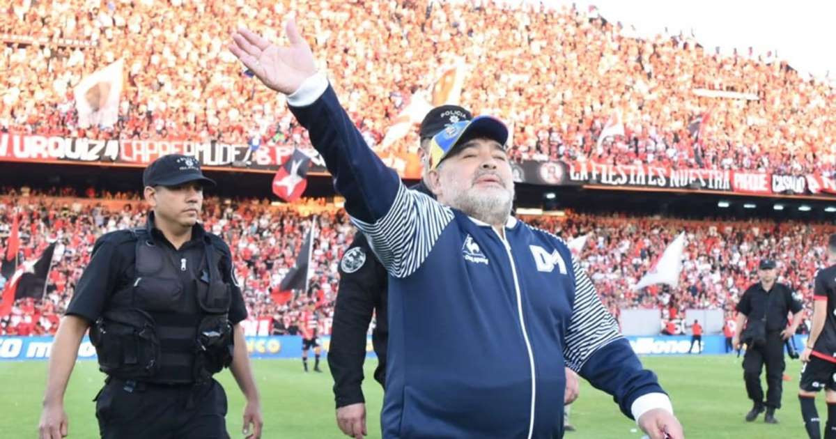 Maradona kroz suze poručio igračima Gimnasije da nije više njihov trener