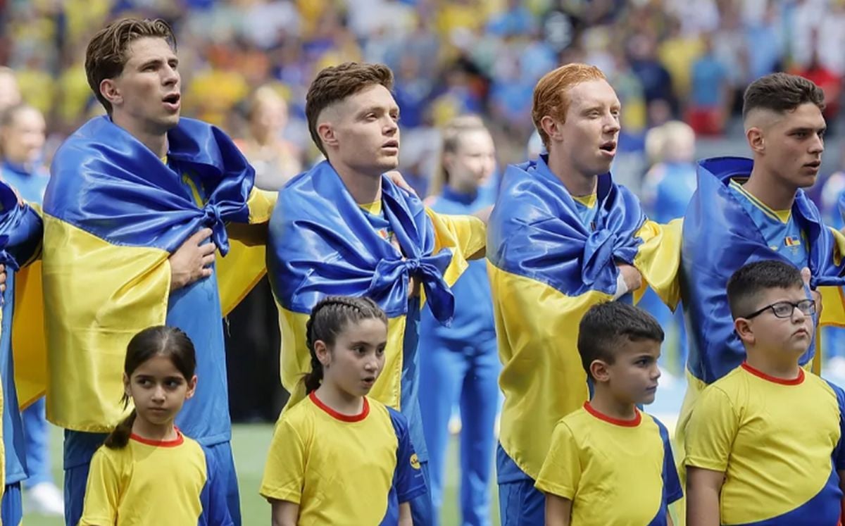 Prkosni Ukrajinci se ogrnuli zastavama, a onda su shvatili čiju su zastavu (greškom) nosili na dresu