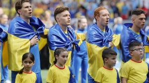 Prkosni Ukrajinci se ogrnuli zastavama, a onda su shvatili čiju su zastavu (greškom) nosili na dresu
