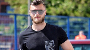 Irfan Hadžić stigao u Sarajevo, zatekla ga brojna pitanja navijača tima s Koševa