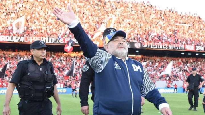 Maradona kroz suze poručio igračima Gimnasije da nije više njihov trener