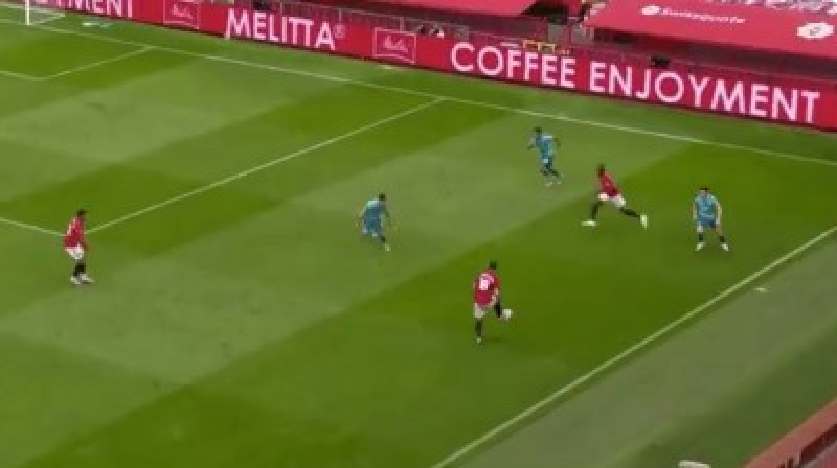 Svi su u nevjerici posmatrali šta to na terenu radi fudbaler Manchester Uniteda
